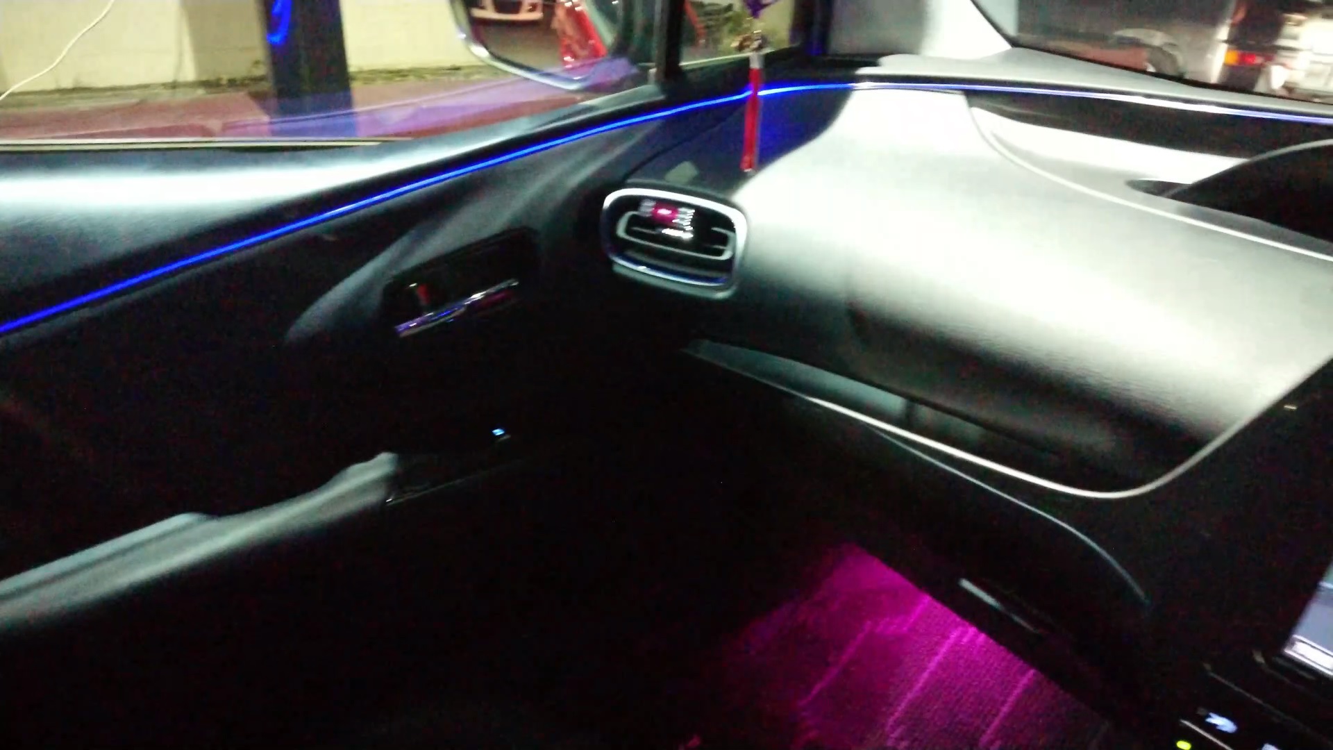 50プリウスへアンビエントライトを取り付けました！ 【公式】シタラ自動車株式会社